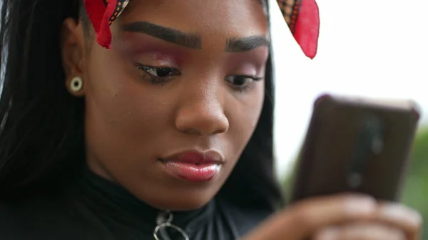 Teen Black Girl Using Smartphone Device Candid Person Holding Phone — Stockfoto