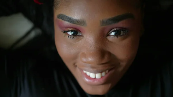 Uma Menina Negra Adolescente Sorrindo Para Câmera Adolescente Retrato Rosto — Fotografia de Stock