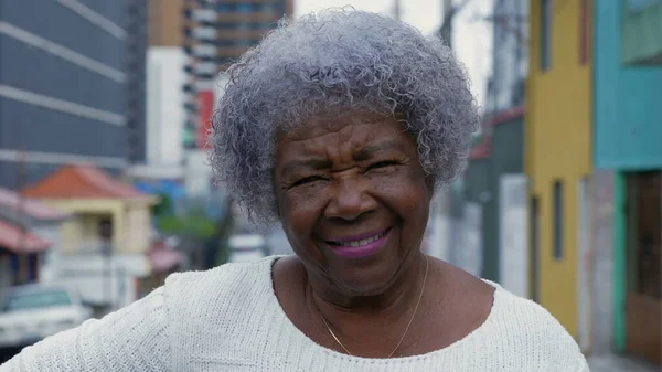 Μια Ηλικιωμένη Γυναίκα Πορτρέτο Χαμογελώντας Στην Κάμερα Στέκεται Ένα Δρόμο — Φωτογραφία Αρχείου