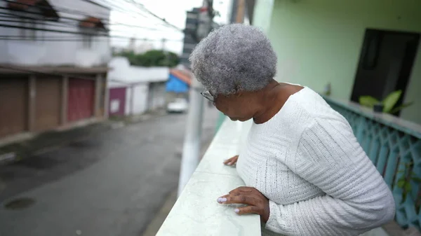 Uma Mulher Negra Sênior Olhando Para Fora Casa Varanda Olhando — Fotografia de Stock