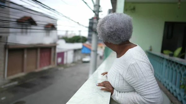 Uma Mulher Negra Sênior Olhando Para Fora Casa Varanda Olhando — Fotografia de Stock