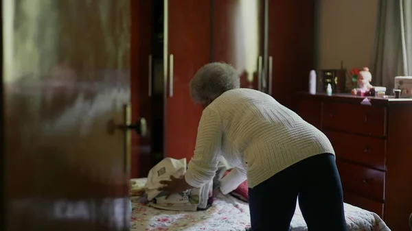 Una Mujer Africana Mayor Arreglando Habitación Quitando Ropa Cama Organizando — Foto de Stock