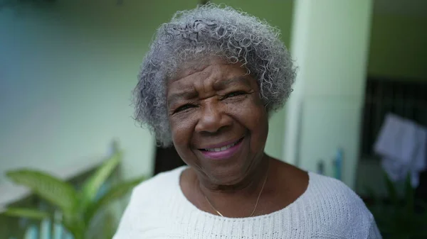 Een Senior Afrikaanse Vrouw Portret Glimlachen Camera Closeup Gezicht — Stockfoto