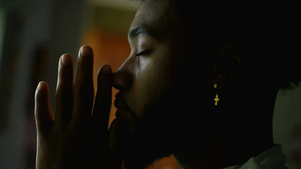 Homem Negro Religioso Orando Deus Com Busca Ajuda Divina — Fotografia de Stock
