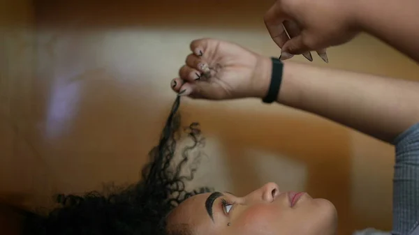 Eine Nachdenkliche Frau Bett Die Mit Ruhenden Haaren Spielt — Stockfoto