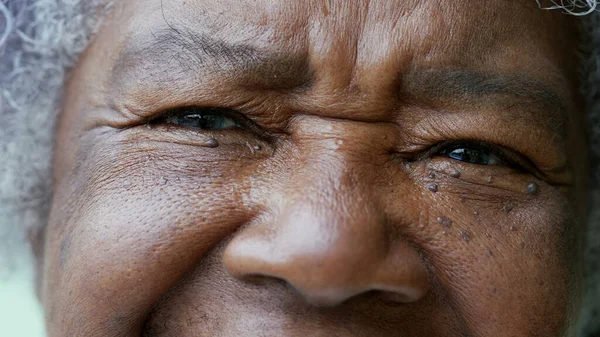 Sebuah Potret Makro Dari Seorang Wanita Kulit Hitam Senior Tersenyum — Stok Foto