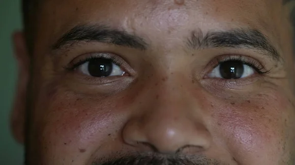 Uma Pessoa Hispânica Macro Close Rosto Olhos Sorrindo — Fotografia de Stock