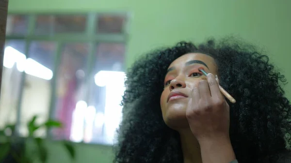 Aynanın Önünde Makyaj Yapan Spanyol Bir Zenci Kadın — Stok fotoğraf