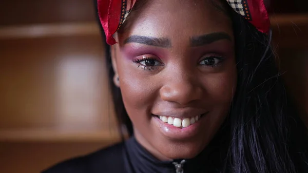 Uma Jovem Mulher Sorridente Feliz Rosto Menina Adolescente Africana — Fotografia de Stock