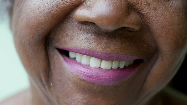 Uma Mulher Africana Sênior Feliz Macro Closeup Rosto Sorrindo — Fotografia de Stock