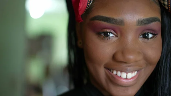 Mutlu Ergenlik Çağında Siyah Bir Kız Kamera Fotoğrafına Gülümsüyor — Stok fotoğraf