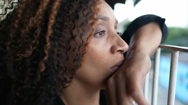 Una Mujer Contemplativa Pensando Vida Pie Balcón Casa Mirando Hacia — Foto de Stock