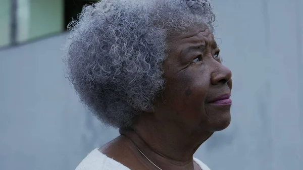 Une Dame Âgée Contemplative Regarde Ciel Avec Espoir — Photo