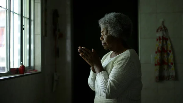 Uma Mulher Negra Sênior Contemplativa Orando Deus Casa — Fotografia de Stock