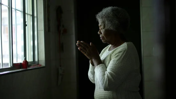 Een Beschouwende Oudere Zwarte Vrouw Die Thuis Tot God Bidt — Stockfoto