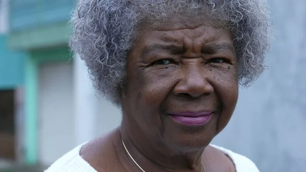 Созерцательная Пожилая Черная Женщина Смотрит Небо Глаза Африканца Смотрят Вверх — стоковое фото