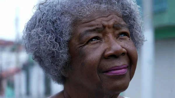 Una Mujer Negra Mayor Contemplativa Mirando Cielo Una Persona Africana — Foto de Stock