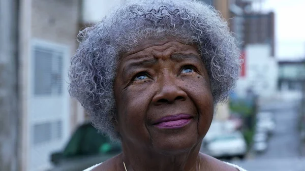 Een Beschouwende Oudere Zwarte Vrouw Kijkt Omhoog Naar Hemel Een — Stockfoto