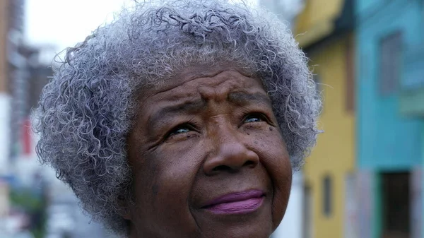 Una Mujer Negra Mayor Contemplativa Mirando Cielo Una Persona Africana — Foto de Stock