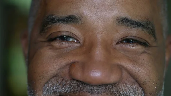 Hombre Brasileño Sonriendo Cerca Ojos Cara — Foto de Stock