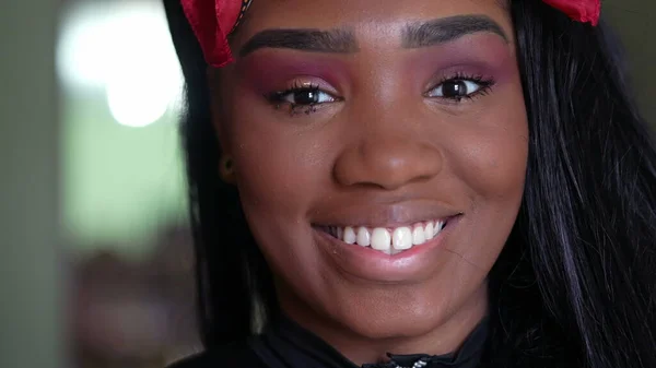 一个年轻黑人女孩的肖像脸在镜头前微笑 — 图库照片