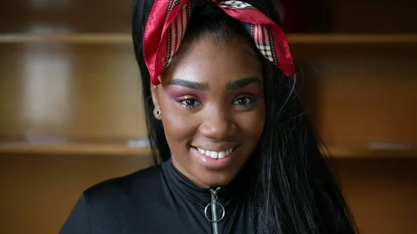 Černá Teen Dívka Portrét Tvář Úsměvem Kameru — Stock fotografie