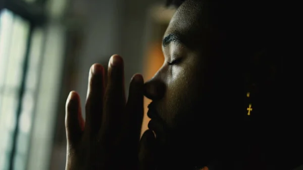 Ruhani Genç Adam Inançlı Umutlu Bir Şekilde Tanrı Dua Ediyor — Stok fotoğraf