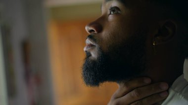 Düşünceli genç bir adam hayatı düşünüyor düşünceli bir Afrikalı Amerikalı.