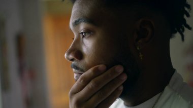 Düşünceli genç bir adam hayatı düşünüyor düşünceli bir Afrikalı Amerikalı.