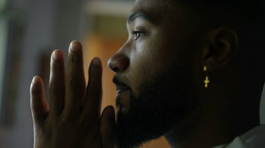 Düşünceli genç adam Tanrı 'ya dua ediyor Afrikalı bir Amerikalı dua ediyor