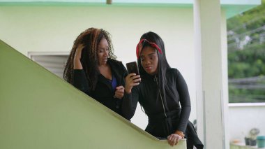 Evde gülümseyen ve gülen samimi anne-kız