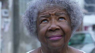 Ümit ve inançla gökyüzüne bakan yaşlı bir kişi.