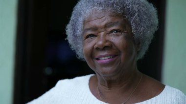 Son sınıf öğrencisi Afrikalı bir kadın gülüyor ve gülümsüyor.