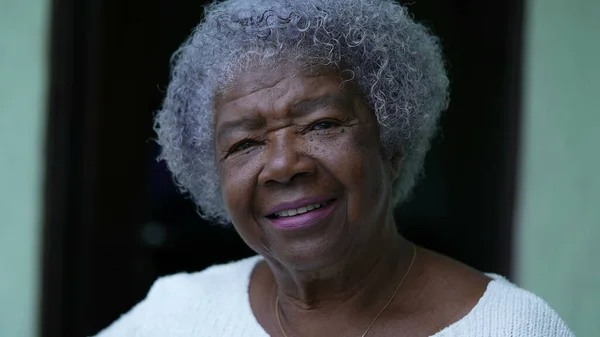 Retrato Uma Mulher Africana Sênior Com Cabelos Grisalhos Rua Urbana — Fotografia de Stock