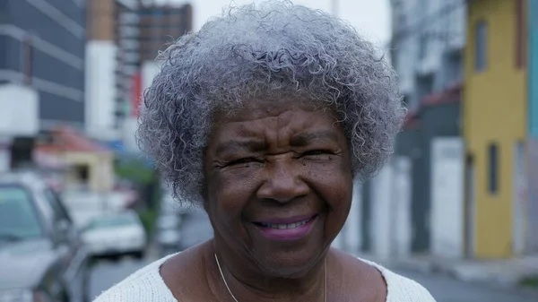 Portrait Senior African Woman Gray Hair Standing Urban Street Smiling — Foto de Stock
