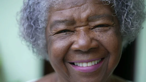 Portret Van Een Gelukkige Oudere Afrikaanse Vrouw Gezicht Glimlachen Camera — Stockfoto
