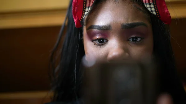 Genç Siyahi Kız Haberlere Tepki Verdiğinde Içeriğe Şaşıran Kişi — Stok fotoğraf