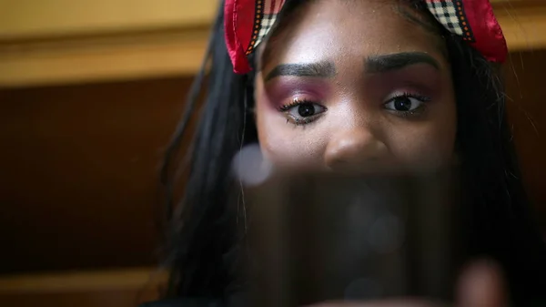 Genç Siyahi Kız Haberlere Tepki Verdiğinde Içeriğe Şaşıran Kişi — Stok fotoğraf