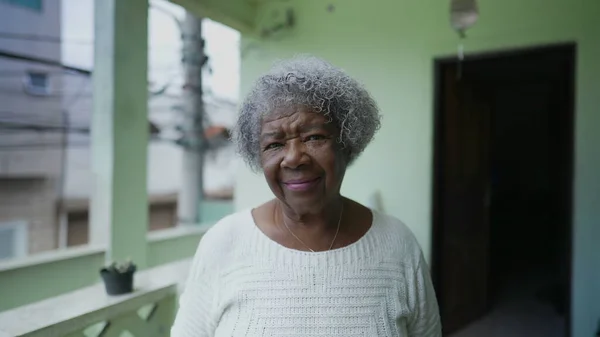 Μια Ηλικιωμένη Βραζιλιάνα Που Κοιτάζει Την Κάμερα — Φωτογραφία Αρχείου