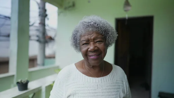 Μια Ηλικιωμένη Βραζιλιάνα Που Κοιτάζει Την Κάμερα — Φωτογραφία Αρχείου