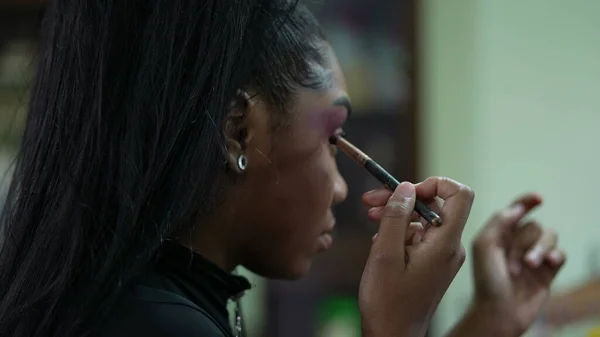 Bir Afrikalı Kız Aynanın Önünde Makyaj Yapıyor — Stok fotoğraf