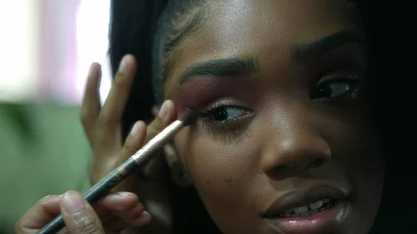 Una Chica Africana Que Aplica Maquillaje Delante Del Espejo —  Fotos de Stock