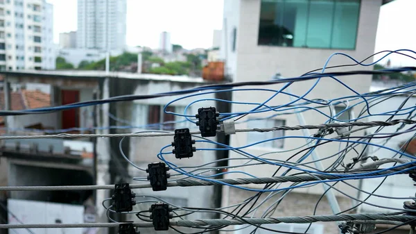 用电线杆连接起来的凌乱的电线 — 图库照片