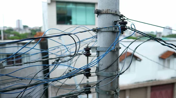 Chaotische Elektrische Leitungen Die Pol Angeschlossen Sind — Stockfoto