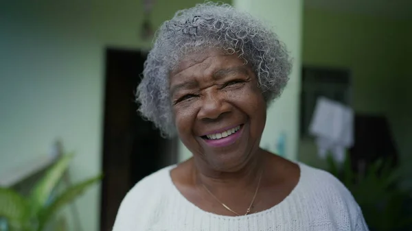 70 'lerdeki mutlu son sınıf kadını gülümsüyor ve gülüyor.