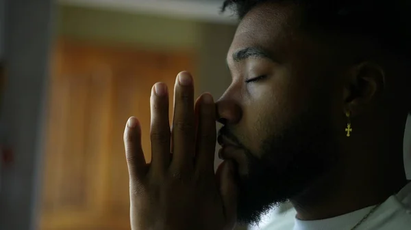 Kontemplativní Mladý Muž Modlí Bohu Africká Amerika Člověk Modlí — Stock fotografie