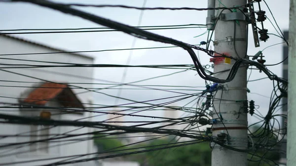 来自第三世界国家的混乱的电线 — 图库照片