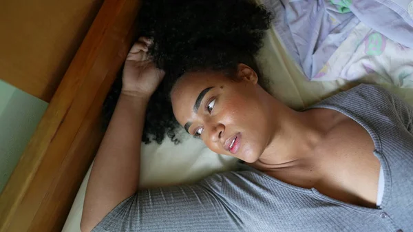 Eine Afrikanerin Legt Sich Zum Ausruhen Ins Bett — Stockfoto