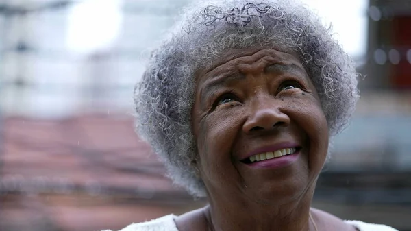 Een Afrikaanse Senior Vrouw Die Naar Hemel Kijkt Met Hope — Stockfoto