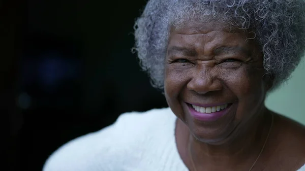 Μια Αφρικανή Ηλικιωμένη Γυναίκα Γελάει Και Χαμογελά Προσωπογραφία — Φωτογραφία Αρχείου